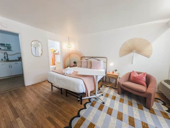 The Rainbow Room | Studio Apartment - Image 2