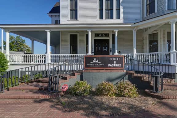 Walk to Coffee, Dining & Campus -Historic Studio - Image 5