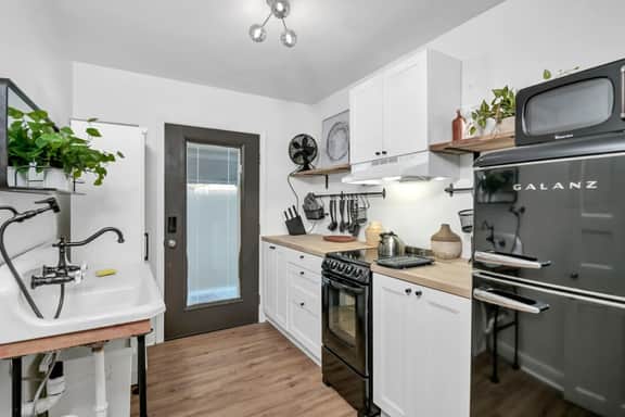Walk West Cola Mini Pad | Tiny House | Shared Yard - Image 2